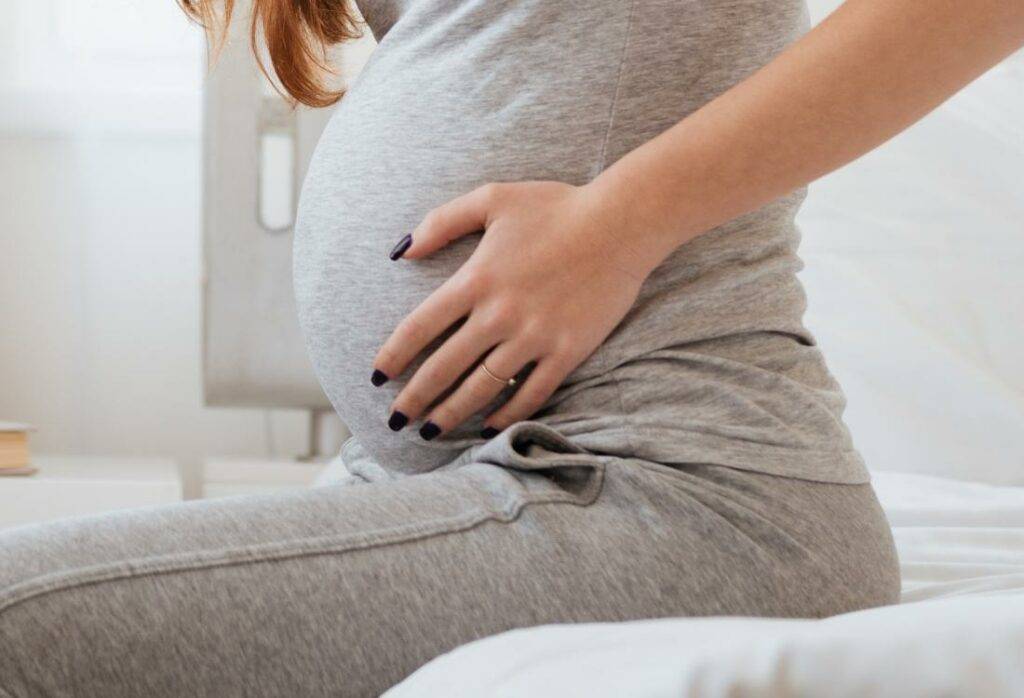 woman experiencing pain during pregnancy